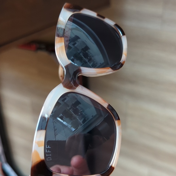 Diff Hailey Cream Tortoise Sunglasses - Picture 3 of 5